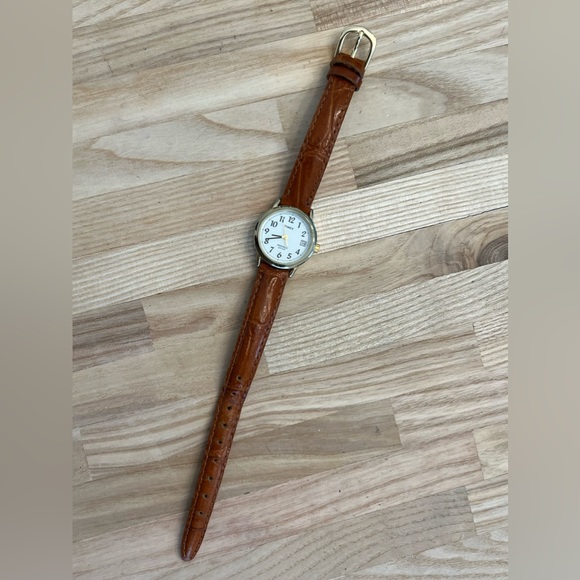 Timex Indiglo Ladies Watch Genuine Leather Strap White Dial Gold Case - Picture 6 of 12